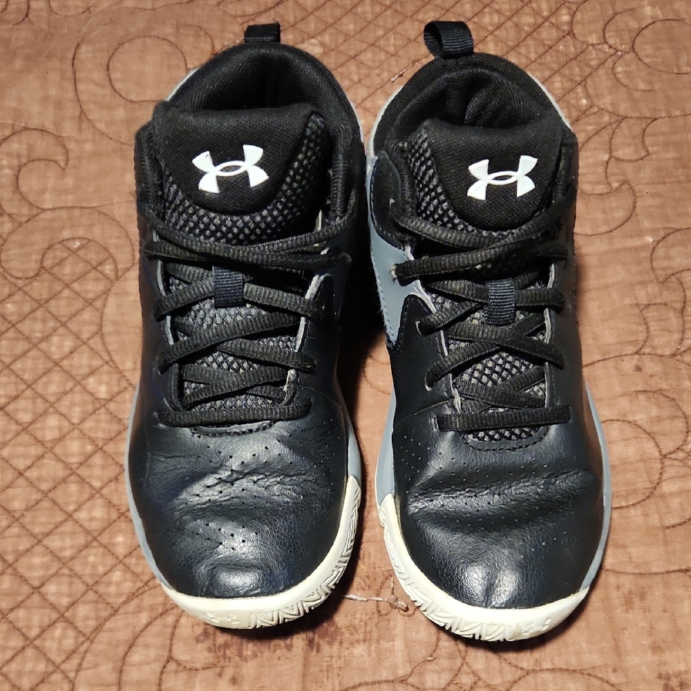 Under Armour Kids Lockdown 5 Basketball Sneakers Sz 3y. Lightly Worn. 70$ New